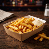 Friet met mayonaise in een kraft-wit snackbakje