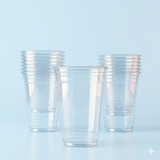 Gestapelde doorzichtige drinkbekers met blauwe achtergrond