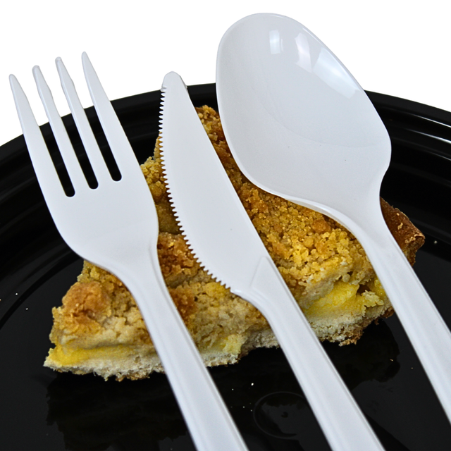 Wit plastic bestek op een kruimelvlaai